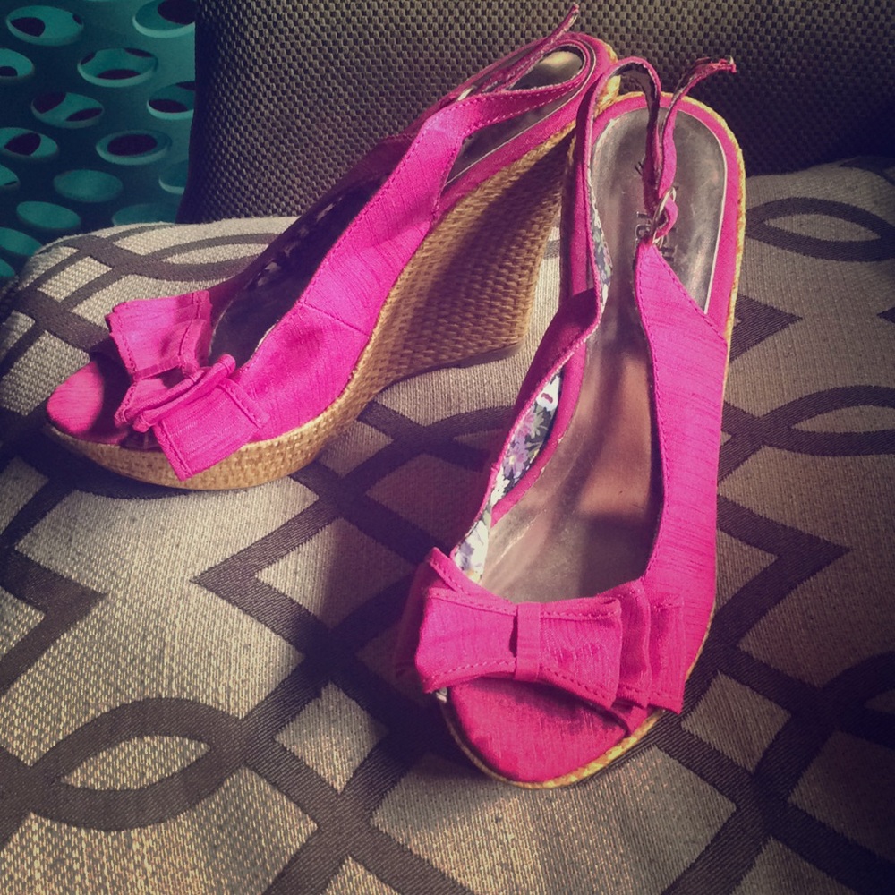 Barely worn, Size 8, beachy heels!